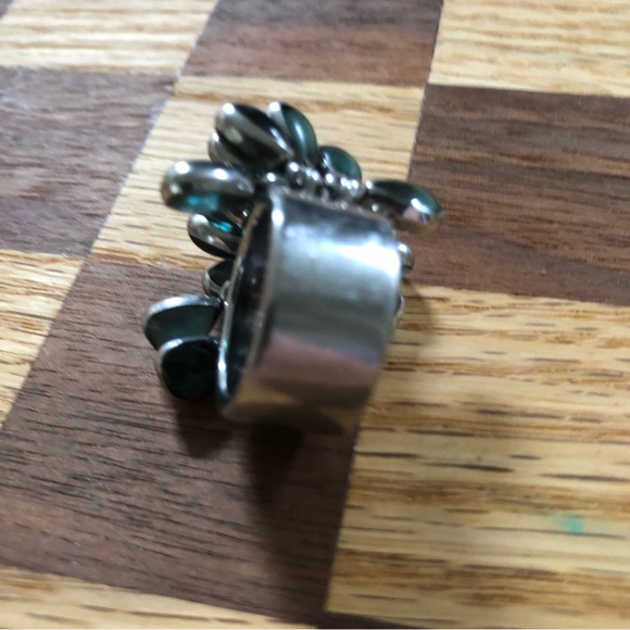 Very Funky ring .  Light green stones that move and catch the light - Picture 11 of 13